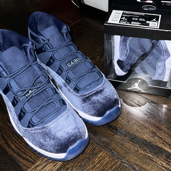 Wmns Air Jordan 11 Retro 'Navy Velvet' - Picture 10 of 11